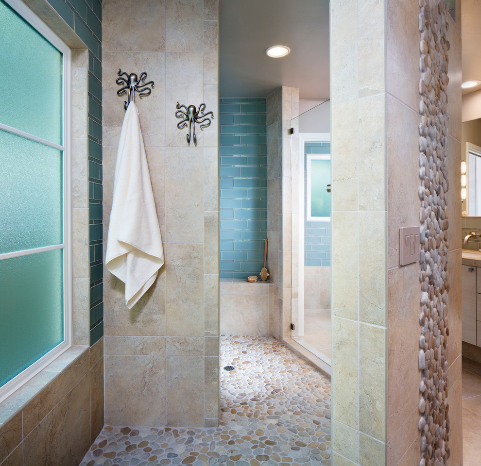 Foto di una stanza da bagno minimal con doccia aperta, piastrelle di ciottoli, pavimento con piastrelle di ciottoli e doccia aperta