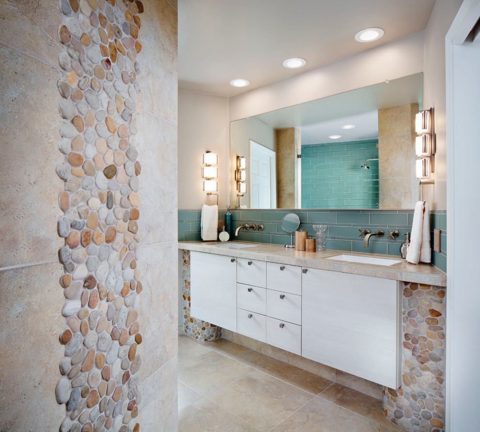サクラメントにあるコンテンポラリースタイルのおしゃれな浴室 (アンダーカウンター洗面器、フラットパネル扉のキャビネット、白いキャビネット、青いタイル、ガラスタイル) の写真