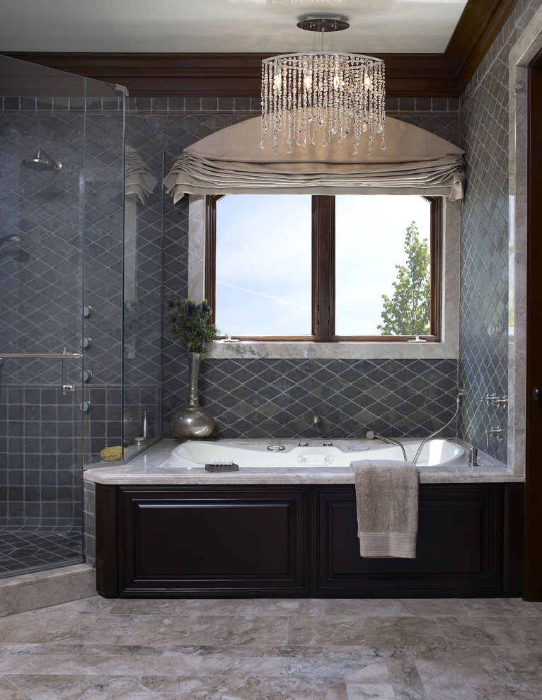 Aménagement d'une grande douche en alcôve principale méditerranéenne en bois foncé avec un placard avec porte à panneau surélevé, une baignoire posée, WC séparés, un mur bleu, un carrelage bleu, un carrelage gris et un carrelage de pierre.