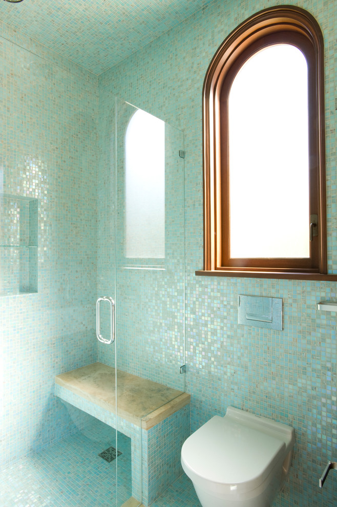 Exempel på ett litet medelhavsstil badrum, med en vägghängd toalettstol, blå kakel, mosaik, släta luckor, skåp i mörkt trä, mosaikgolv och ett undermonterad handfat