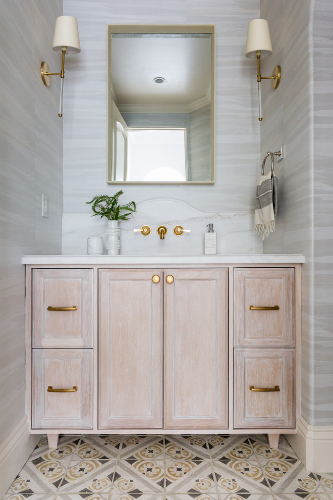 Diseño de cuarto de baño mediterráneo pequeño con armarios estilo shaker, puertas de armario de madera clara, sanitario de una pieza, suelo de azulejos de cemento, aseo y ducha, lavabo bajoencimera, encimera de mármol y encimeras blancas