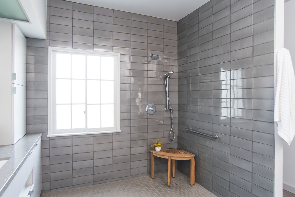 Idee per una stanza da bagno padronale design con zona vasca/doccia separata, piastrelle grigie e doccia aperta