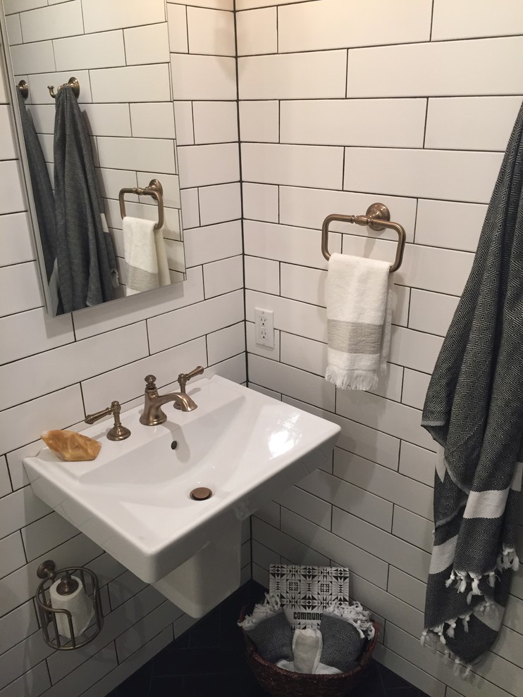 Inspiration pour une petite salle de bain minimaliste avec un carrelage blanc, des carreaux de céramique, un sol en carrelage de céramique et un lavabo suspendu.