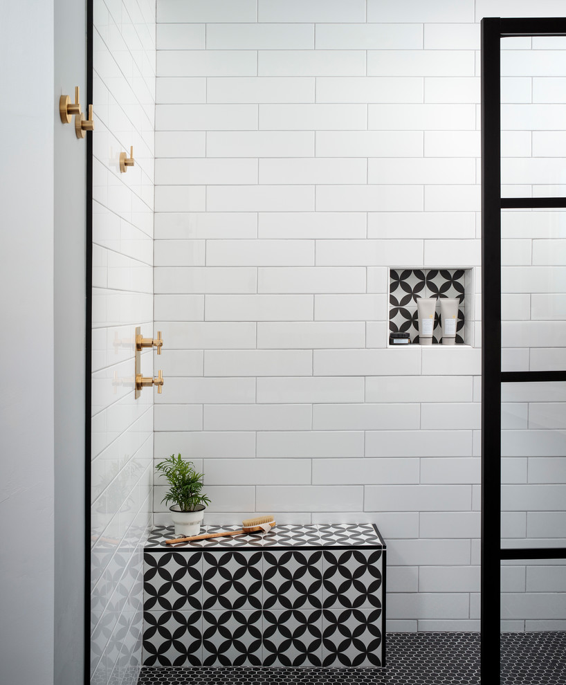 Idéer för mellanstora funkis vitt en-suite badrum, med släta luckor, svarta skåp, ett fristående badkar, en öppen dusch, en toalettstol med hel cisternkåpa, vit kakel, porslinskakel, vita väggar, cementgolv, ett undermonterad handfat, bänkskiva i kvarts, svart golv och med dusch som är öppen