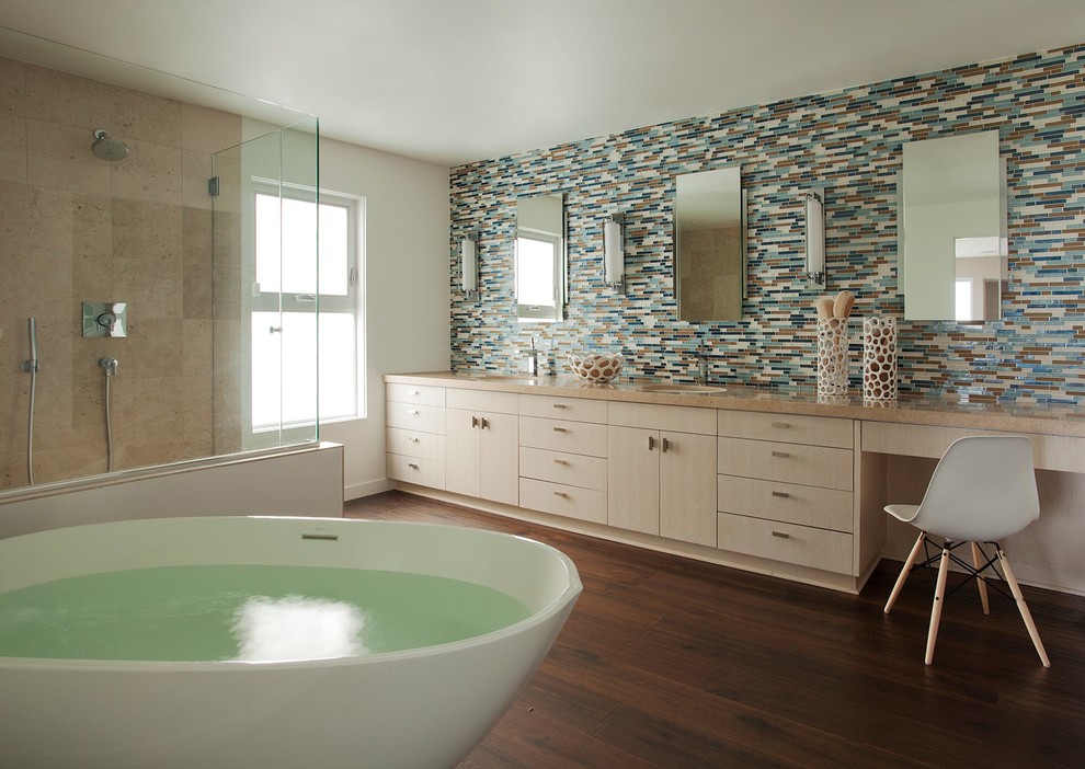 Esempio di una stanza da bagno moderna con ante lisce, piastrelle multicolore, piastrelle di vetro, parquet scuro e top in pietra calcarea