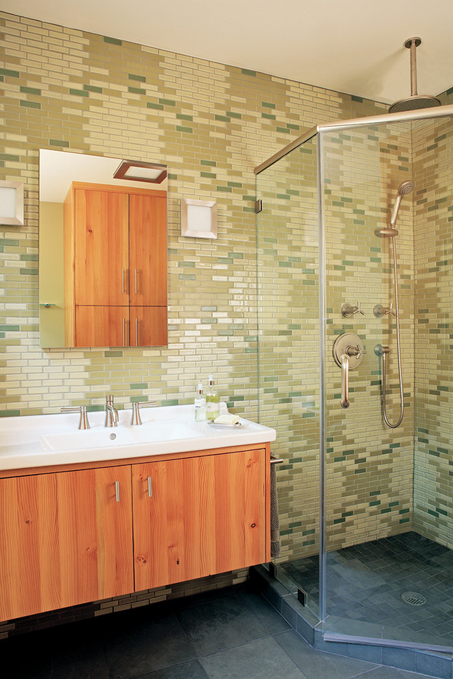 サンフランシスコにある高級な中くらいなトランジショナルスタイルのおしゃれなバスルーム (浴槽なし) (フラットパネル扉のキャビネット、中間色木目調キャビネット、コーナー設置型シャワー、分離型トイレ、ベージュのタイル、緑のタイル、ボーダータイル、緑の壁、スレートの床、オーバーカウンターシンク、タイルの洗面台) の写真