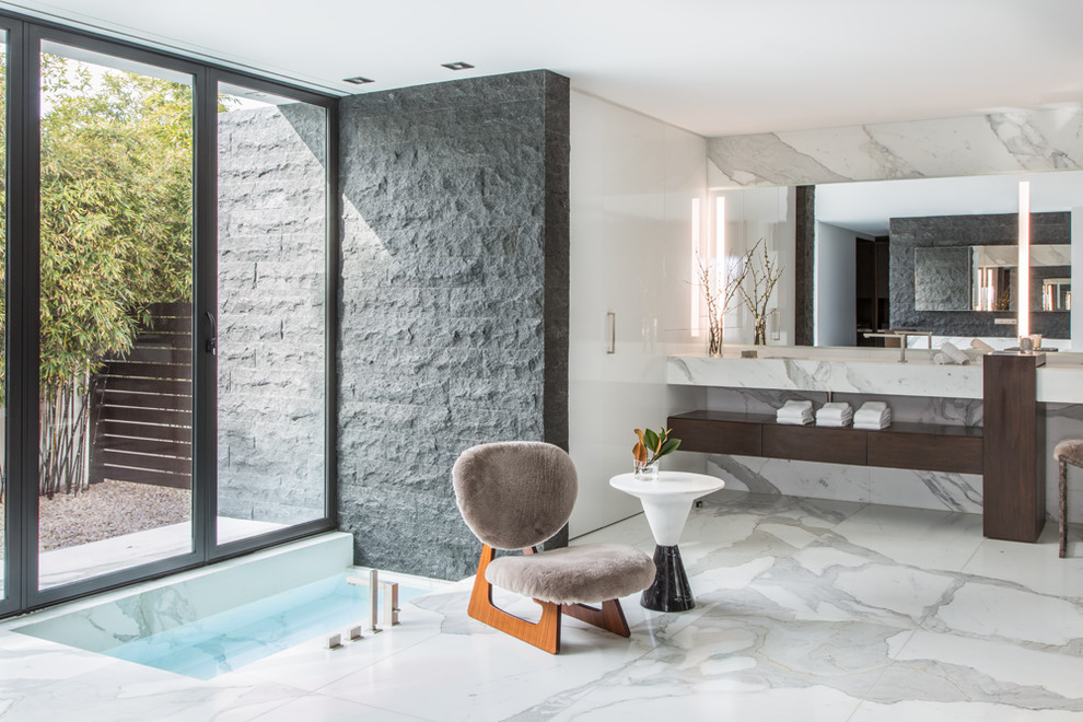Imagen de cuarto de baño principal contemporáneo con armarios con paneles lisos, puertas de armario de madera en tonos medios, suelo blanco y espejo con luz