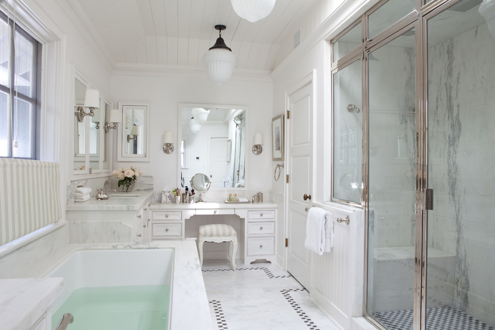 Exemple d'une douche en alcôve principale chic avec des portes de placard blanches, un mur blanc, un sol en marbre, un lavabo encastré, un plan de toilette en marbre et une cabine de douche à porte battante.