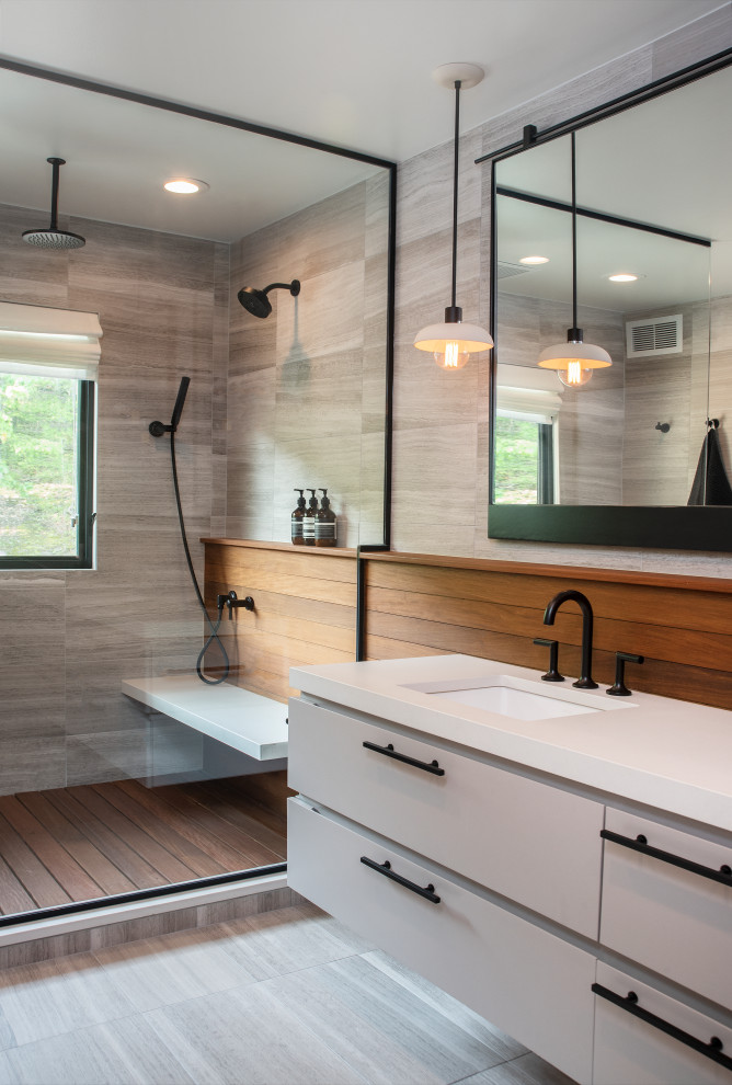 Idee per una stanza da bagno con doccia design con ante lisce, ante grigie, doccia alcova, piastrelle grigie, pareti grigie, lavabo sottopiano, pavimento grigio e top bianco