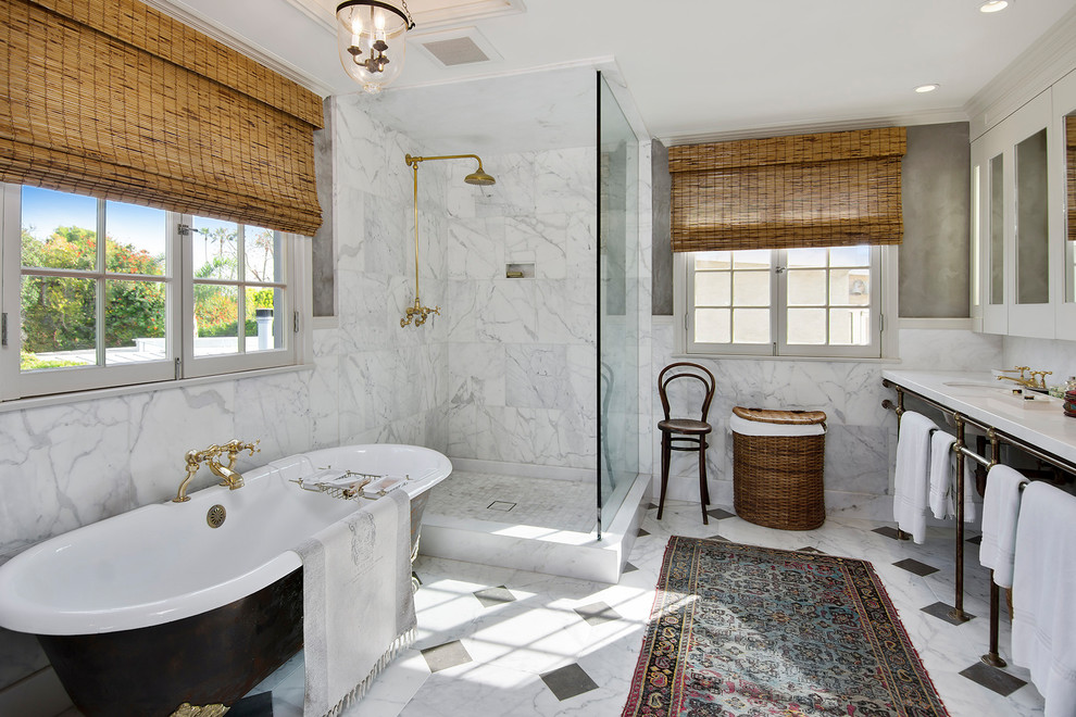 Exemple d'une salle de bain chic avec une baignoire sur pieds, une douche d'angle, un carrelage blanc, un mur gris, un lavabo encastré, un sol blanc, aucune cabine et un plan de toilette blanc.