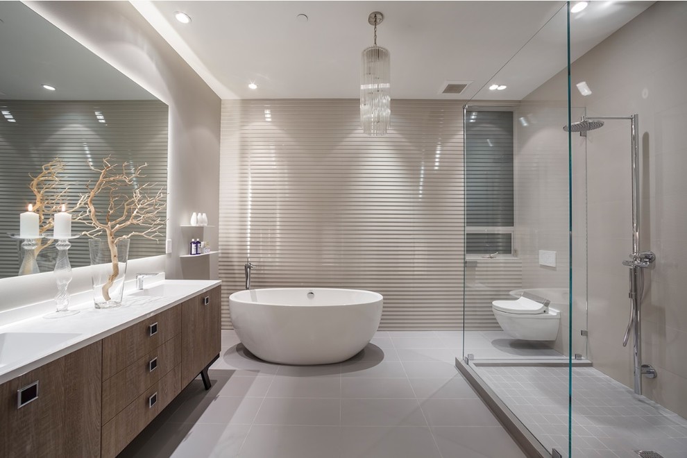 Стильный дизайн: ванная комната в современном стиле с фасадами цвета дерева среднего тона, отдельно стоящей ванной, угловым душем, инсталляцией, бежевой плиткой и плоскими фасадами - последний тренд