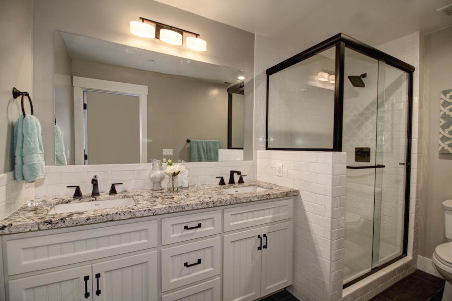 Idéer för ett mellanstort klassiskt flerfärgad badrum med dusch, med luckor med infälld panel, vita skåp, en dusch i en alkov, en toalettstol med separat cisternkåpa, grå väggar, ett undermonterad handfat, granitbänkskiva och dusch med gångjärnsdörr