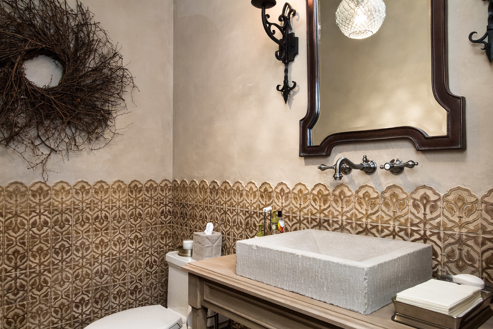 オレンジカウンティにある小さなトランジショナルスタイルのおしゃれな浴室 (ベージュのタイル、セラミックタイル、グレーの壁、ベッセル式洗面器、御影石の洗面台、ベージュのカウンター) の写真
