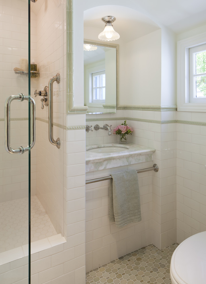 Imagen de cuarto de baño clásico con baldosas y/o azulejos en mosaico