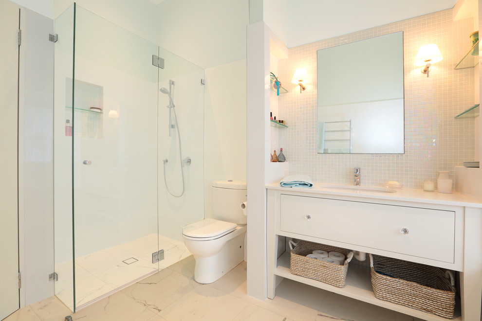 Ispirazione per una grande stanza da bagno tradizionale con lavabo sottopiano, consolle stile comò, ante bianche, top in quarzo composito, vasca da incasso, WC monopezzo, piastrelle bianche, piastrelle a mosaico, pareti blu e pavimento in gres porcellanato