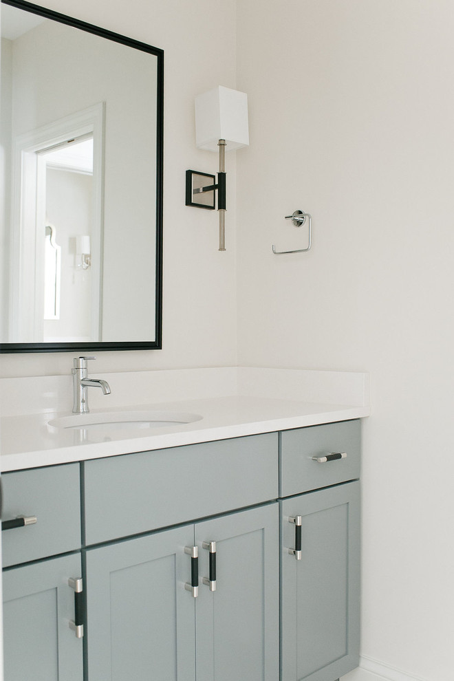 Источник вдохновения для домашнего уюта: ванная комната среднего размера в стиле модернизм с фасадами в стиле шейкер, серыми фасадами, белыми стенами, врезной раковиной, столешницей из кварцита и белой столешницей