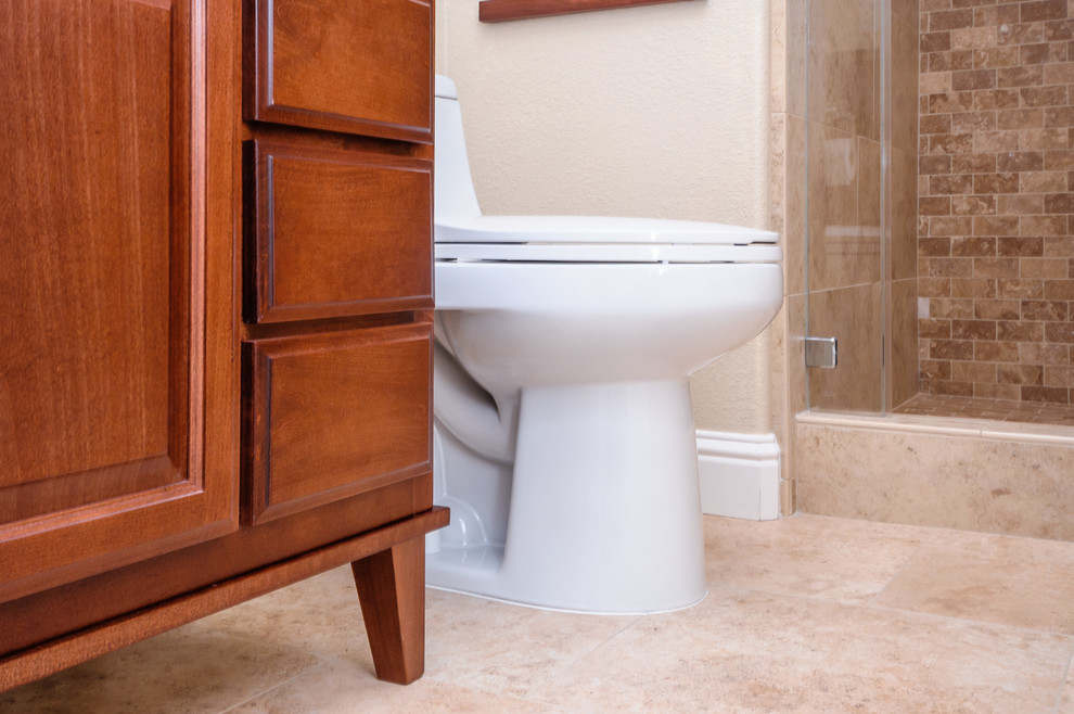 Cette image montre une salle de bain traditionnelle en bois brun de taille moyenne avec un lavabo encastré, un placard en trompe-l'oeil, un plan de toilette en granite, une douche ouverte, WC à poser, un carrelage beige, un mur beige et un sol en carrelage de céramique.