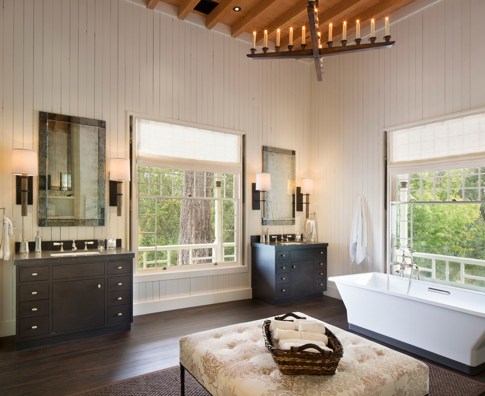 Immagine di una grande stanza da bagno country con ante lisce, ante in legno bruno, pareti bianche, parquet scuro, lavabo sottopiano, pavimento marrone e top grigio