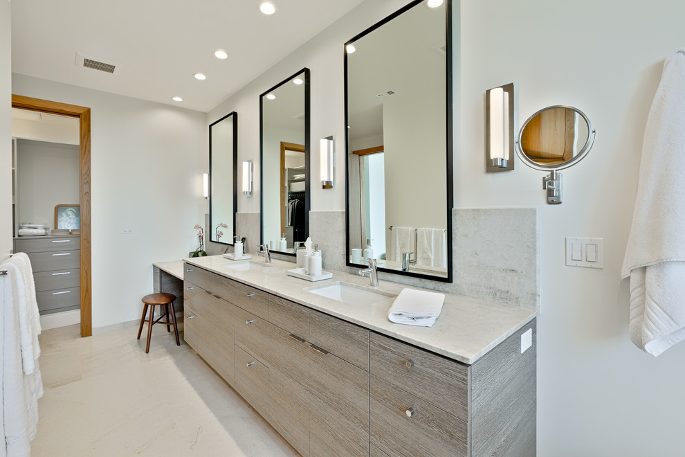 На фото: ванная комната в современном стиле с плоскими фасадами, светлыми деревянными фасадами, белыми стенами, врезной раковиной, белым полом и белой столешницей