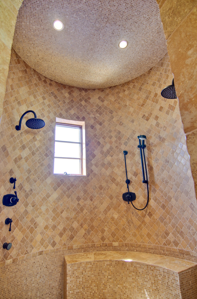 Exempel på ett medelhavsstil badrum, med en kantlös dusch och beige kakel