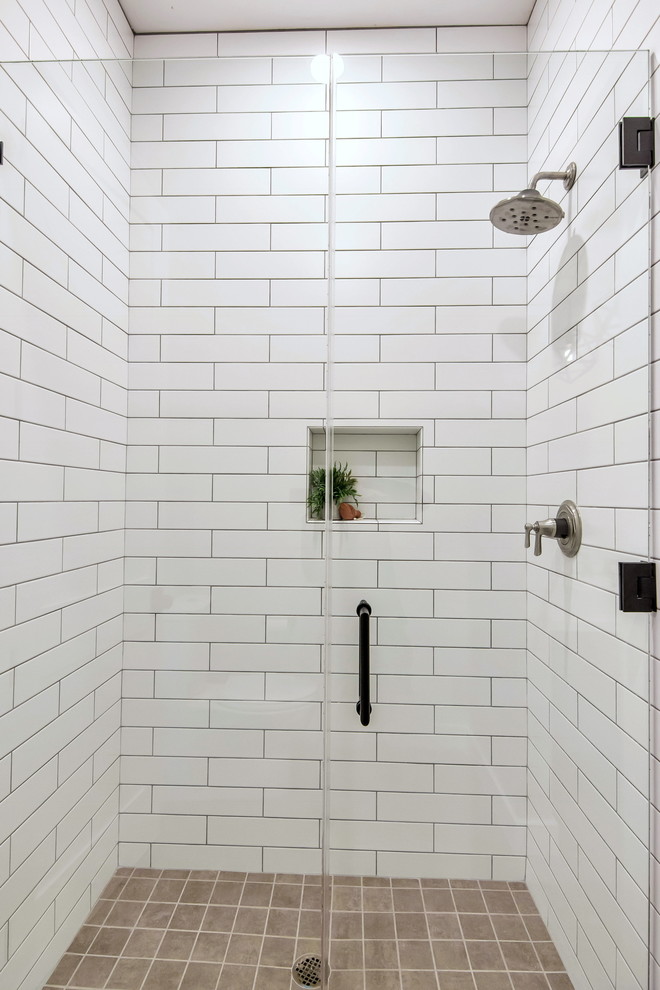 Idéer för ett stort amerikanskt vit badrum för barn, med skåp i shakerstil, grå skåp, ett fristående badkar, en toalettstol med hel cisternkåpa, grå kakel, tunnelbanekakel, grå väggar, marmorgolv, ett undermonterad handfat, marmorbänkskiva, grått golv och dusch med gångjärnsdörr