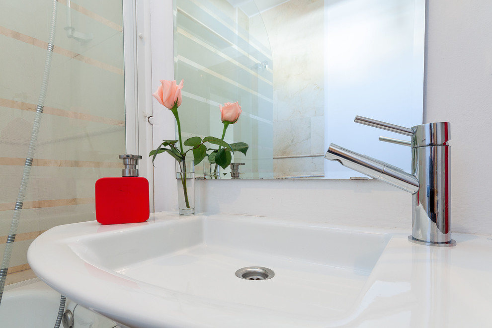 Diseño de cuarto de baño contemporáneo de tamaño medio con ducha esquinera, paredes blancas, aseo y ducha y lavabo suspendido
