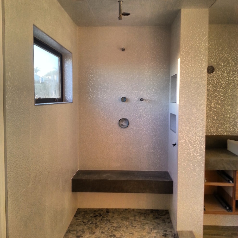 Exemple d'une grande salle de bain principale tendance en bois brun avec un lavabo posé, un placard à porte plane, un plan de toilette en béton, une baignoire sur pieds, une douche d'angle, WC à poser, un carrelage blanc, des carreaux de céramique, un mur blanc et un sol en carrelage de porcelaine.