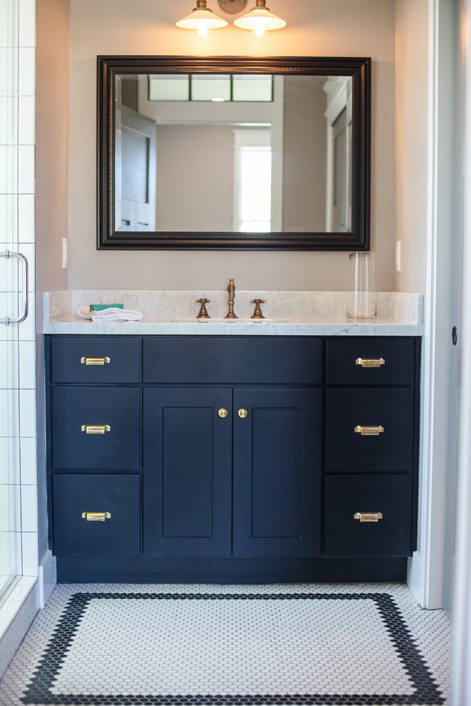 На фото: ванная комната среднего размера в классическом стиле с фасадами в стиле шейкер, черными фасадами, черно-белой плиткой, душевой кабиной и мраморной столешницей