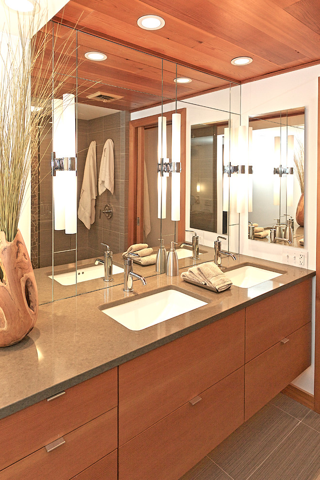 Exemple d'une grande salle de bain principale tendance en bois brun avec un lavabo encastré, un placard à porte plane, un carrelage gris, un mur blanc, un sol en carrelage de porcelaine et un plan de toilette en quartz modifié.