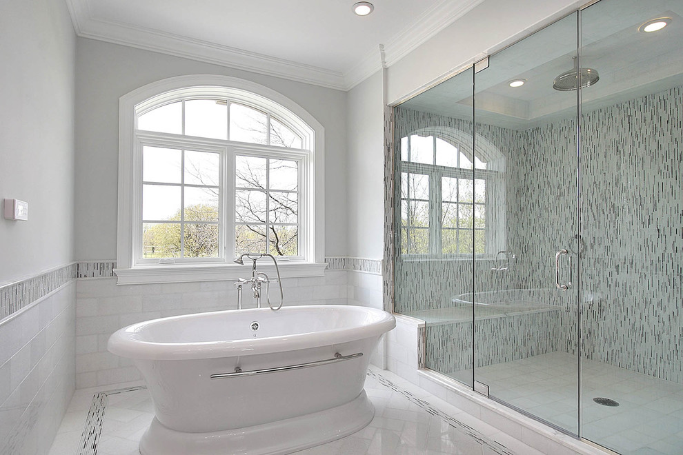 Exempel på ett stort modernt en-suite badrum, med ett fristående badkar, en dusch i en alkov, flerfärgad kakel, stickkakel, grå väggar, klinkergolv i porslin, vitt golv och dusch med gångjärnsdörr