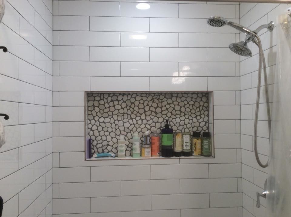 Kleines Modernes Badezimmer mit weißen Schränken, offener Dusche, Wandtoilette mit Spülkasten, weißen Fliesen, Porzellanfliesen, grauer Wandfarbe, Zementfliesen für Boden, Sockelwaschbecken, buntem Boden, Duschvorhang-Duschabtrennung und weißer Waschtischplatte in Dallas