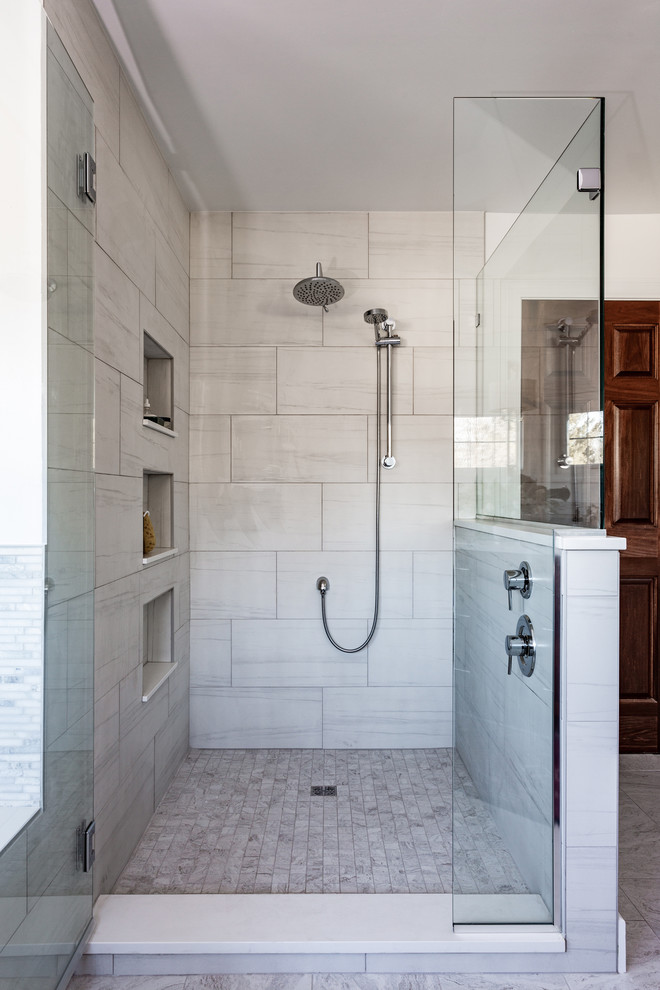 Источник вдохновения для домашнего уюта: большая главная ванная комната в стиле неоклассика (современная классика) с фасадами в стиле шейкер, коричневыми фасадами, накладной ванной, душем в нише, унитазом-моноблоком, серой плиткой, плиткой мозаикой, белыми стенами, полом из керамогранита, врезной раковиной, столешницей из искусственного кварца, серым полом, душем с распашными дверями и белой столешницей