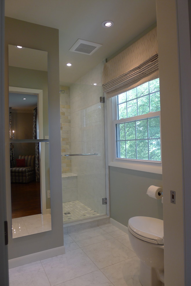На фото: ванная комната в классическом стиле