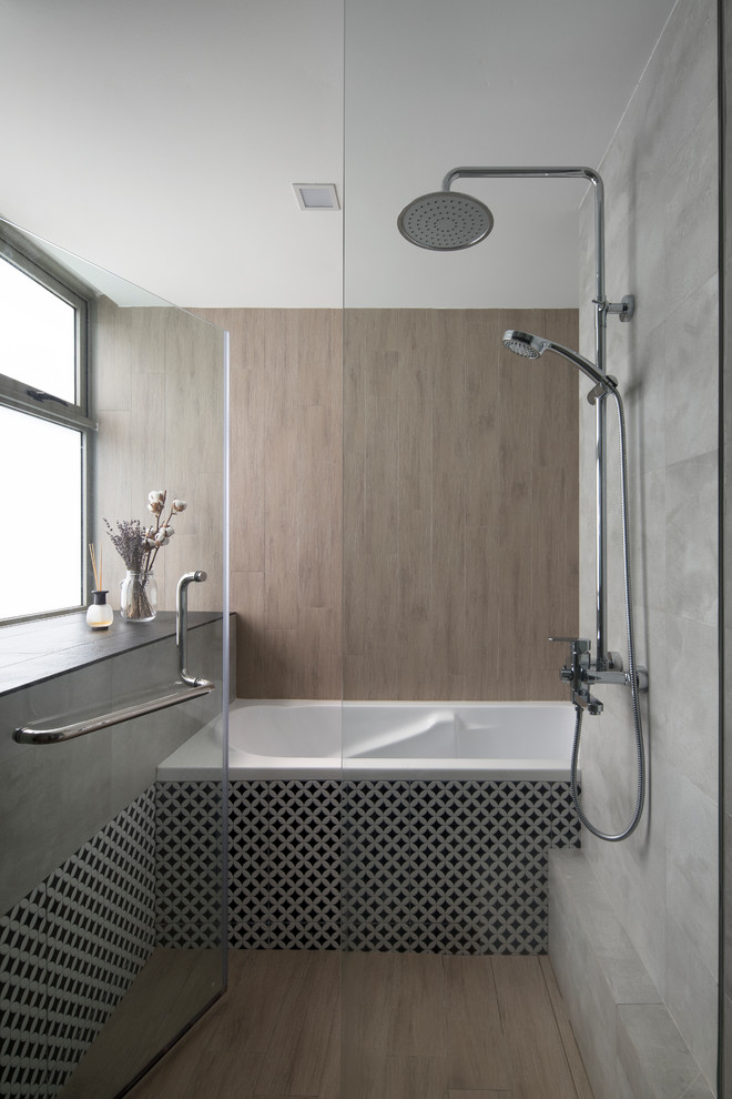 Idéer för ett modernt badrum, med ett platsbyggt badkar, våtrum, svart och vit kakel, brun kakel, grå kakel, grå väggar, brunt golv och dusch med gångjärnsdörr