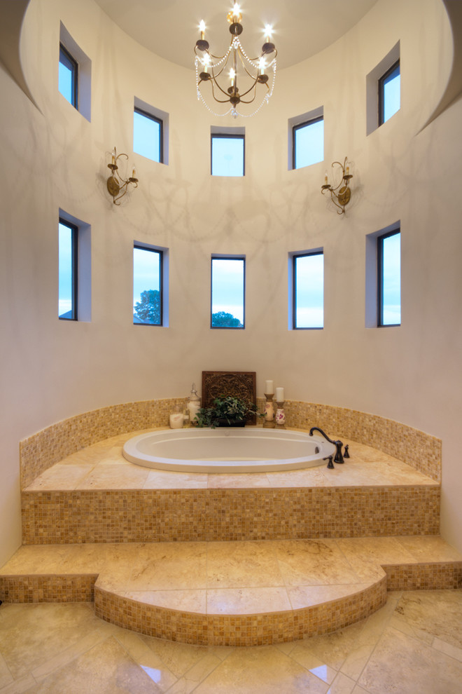 Inspiration för medelhavsstil badrum, med ett platsbyggt badkar och vita väggar