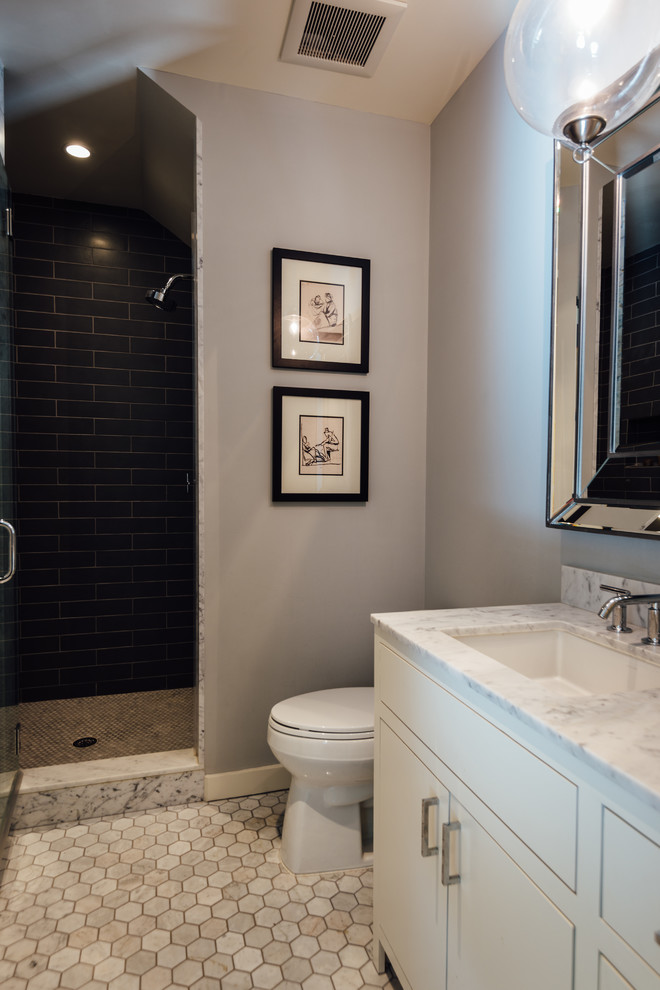 Foto på ett litet funkis badrum med dusch, med släta luckor, vita skåp, våtrum, en toalettstol med separat cisternkåpa, svart och vit kakel, ett undermonterad handfat och marmorbänkskiva