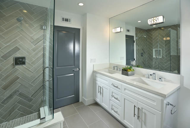 ロサンゼルスにある高級な広いコンテンポラリースタイルのおしゃれなマスターバスルーム (アルコーブ型浴槽、コーナー設置型シャワー、グレーのタイル、ボーダータイル、白い壁、セメントタイルの床) の写真