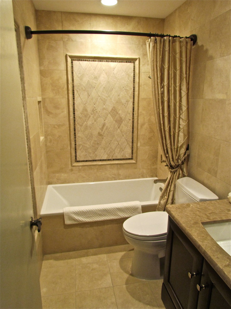 Foto di una piccola stanza da bagno padronale chic con lavabo sottopiano, ante con riquadro incassato, ante in legno bruno, top in marmo, vasca ad alcova, vasca/doccia, piastrelle beige, piastrelle in pietra, WC a due pezzi, pareti beige e pavimento in marmo