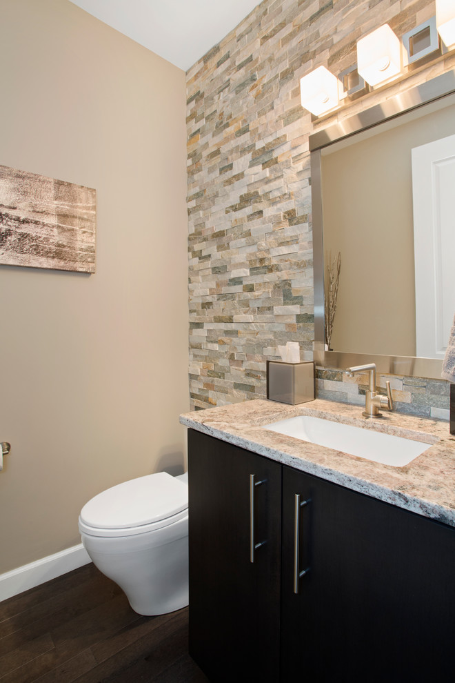 Modernes Duschbad mit flächenbündigen Schrankfronten, dunklen Holzschränken, Keramikfliesen, grauer Wandfarbe, Keramikboden und Granit-Waschbecken/Waschtisch in Cincinnati