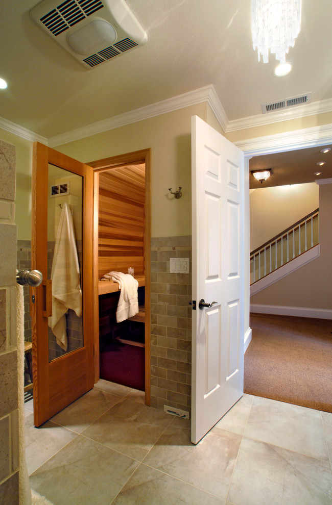 Réalisation d'un sauna tradition en bois brun de taille moyenne avec un placard à porte shaker, WC à poser, un carrelage gris, un carrelage de pierre, un mur beige, un sol en carrelage de porcelaine, un lavabo encastré et un plan de toilette en granite.