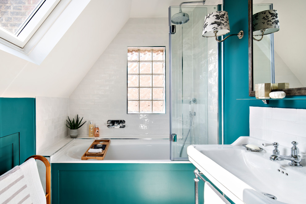 Diseño de cuarto de baño clásico renovado con armarios abiertos, bañera empotrada, combinación de ducha y bañera, baldosas y/o azulejos blancos, paredes verdes, aseo y ducha, lavabo suspendido, ducha abierta y encimeras blancas