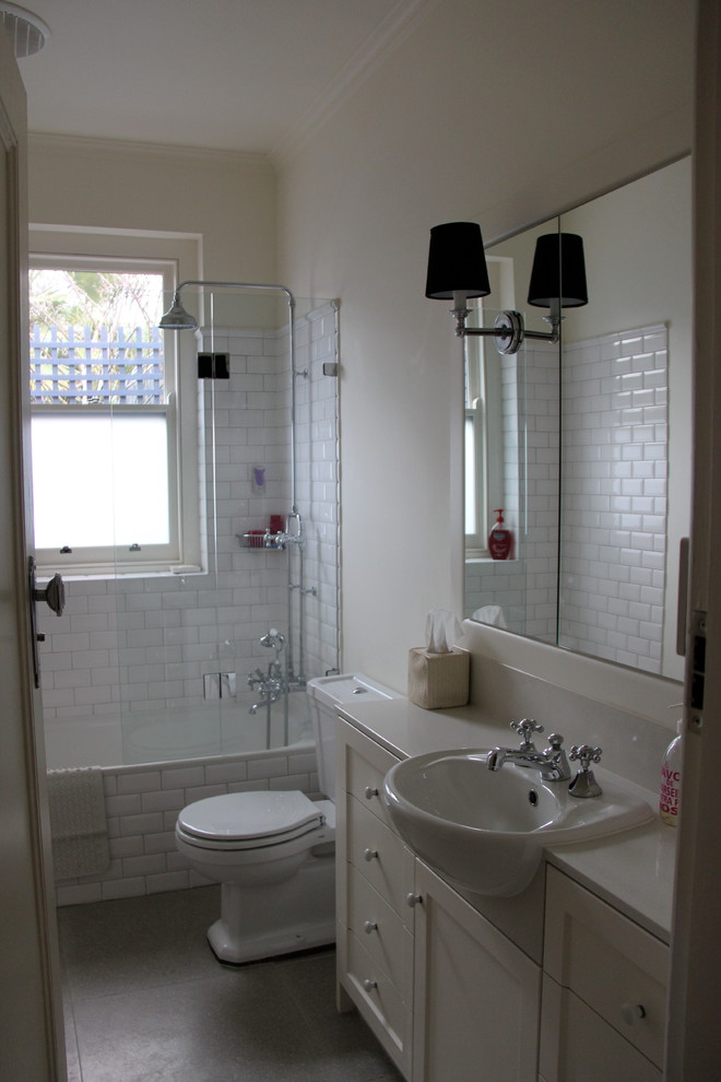 Kleines Modernes Badezimmer mit weißen Schränken, Badewanne in Nische, Duschbadewanne und weißer Wandfarbe in Melbourne