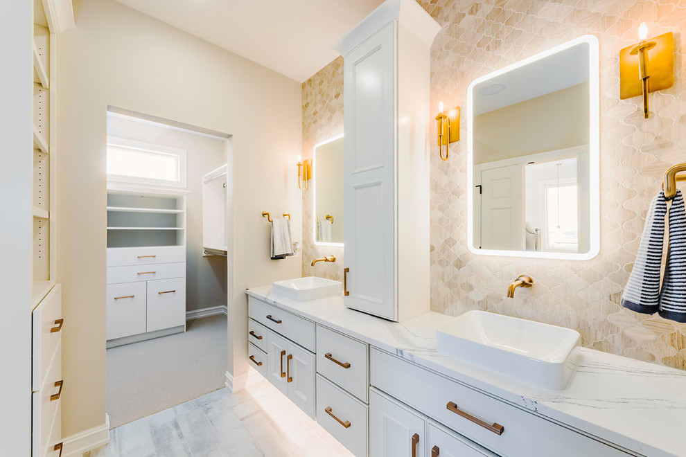 Foto på ett mellanstort funkis en-suite badrum, med luckor med infälld panel, vita skåp, en öppen dusch, grå kakel, keramikplattor, beige väggar, klinkergolv i keramik, ett fristående handfat, bänkskiva i kvarts, flerfärgat golv och med dusch som är öppen