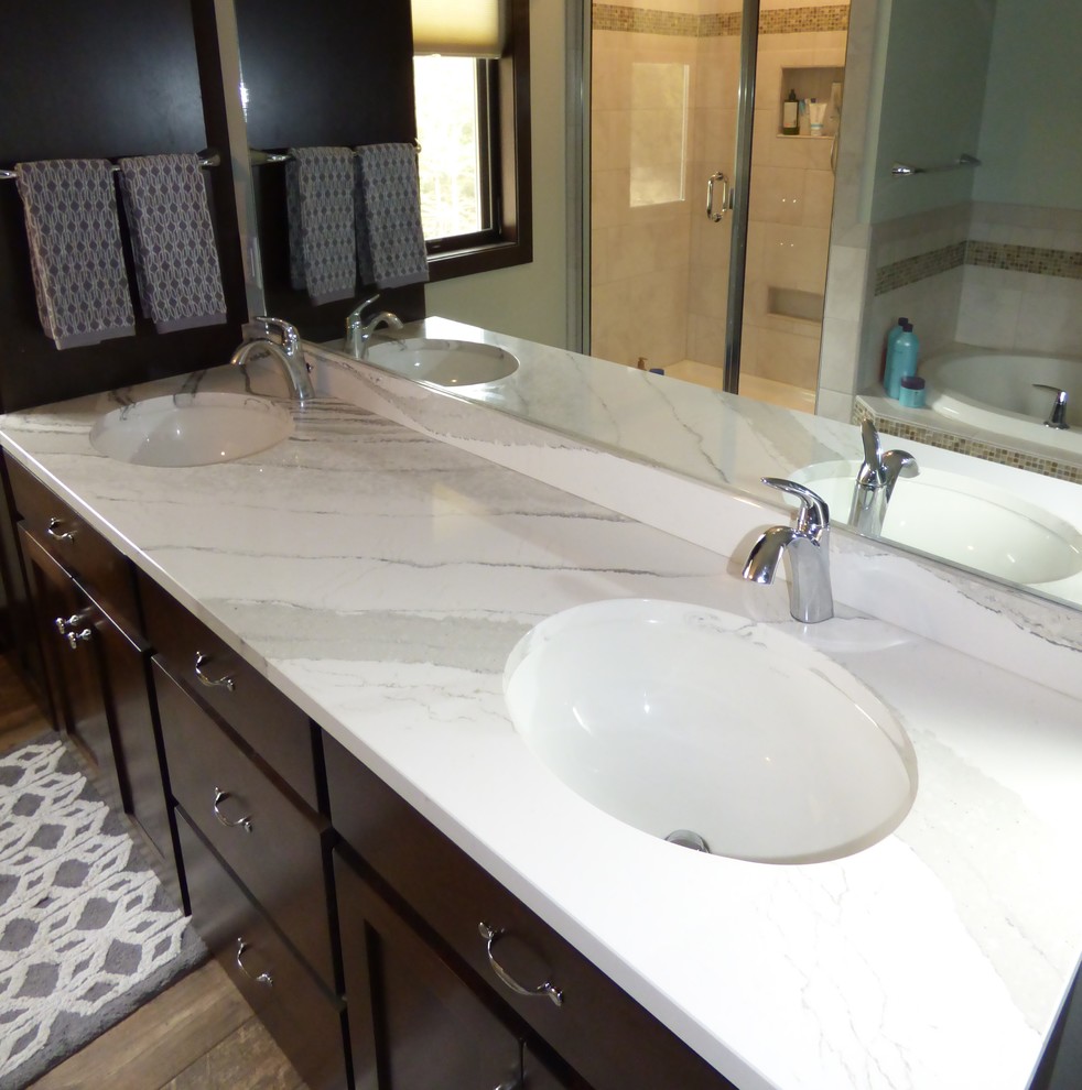 Diseño de cuarto de baño contemporáneo grande con armarios con paneles con relieve y encimera de cuarzo compacto