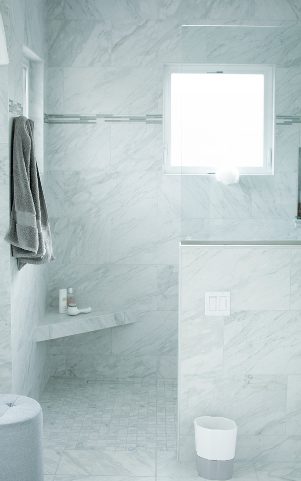 Foto di una stanza da bagno padronale costiera di medie dimensioni con doccia aperta, piastrelle multicolore, pareti grigie e pavimento in marmo