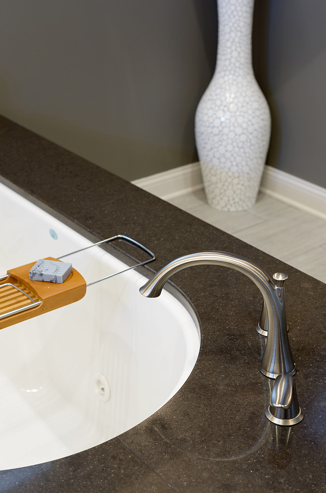 Imagen de cuarto de baño moderno con encimera de cuarzo compacto