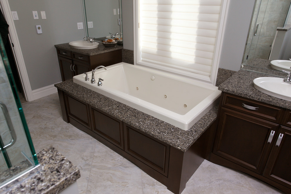 Foto di una grande stanza da bagno padronale minimal con lavabo sottopiano, ante in legno bruno, top in quarzite, vasca da incasso, doccia aperta, piastrelle bianche e pareti grigie