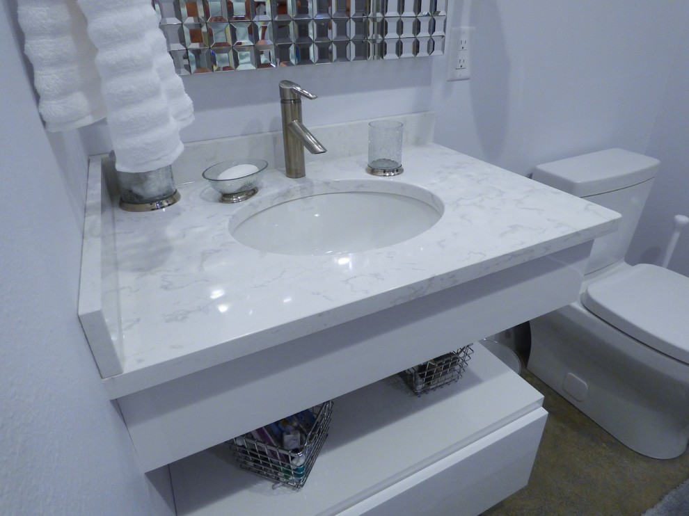 Esempio di un'ampia stanza da bagno minimal con ante lisce, ante grigie e pavimento in marmo