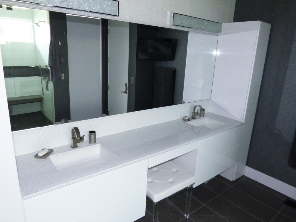 Bild på ett mycket stort funkis badrum, med släta luckor, grå skåp och marmorgolv