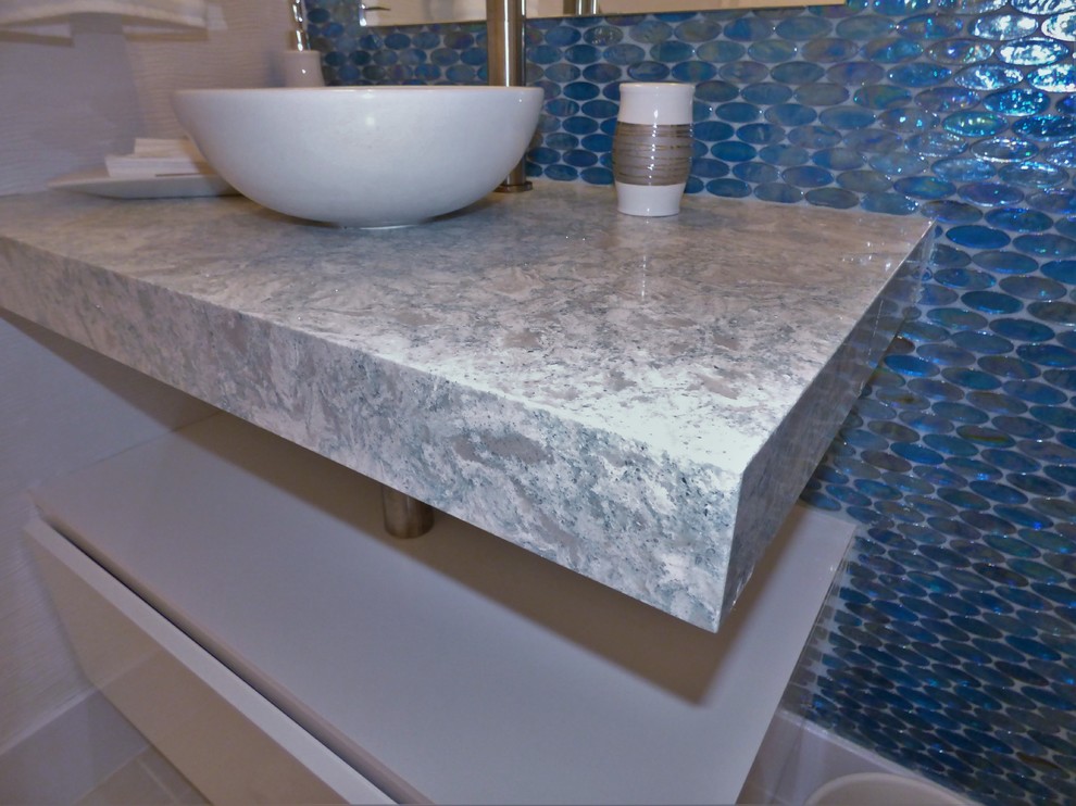 Ispirazione per un'ampia stanza da bagno contemporanea con ante lisce, ante grigie e pavimento in marmo